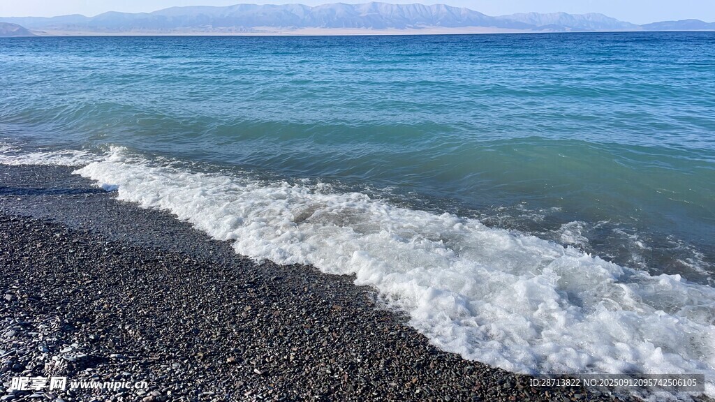 赛里木湖的海滩