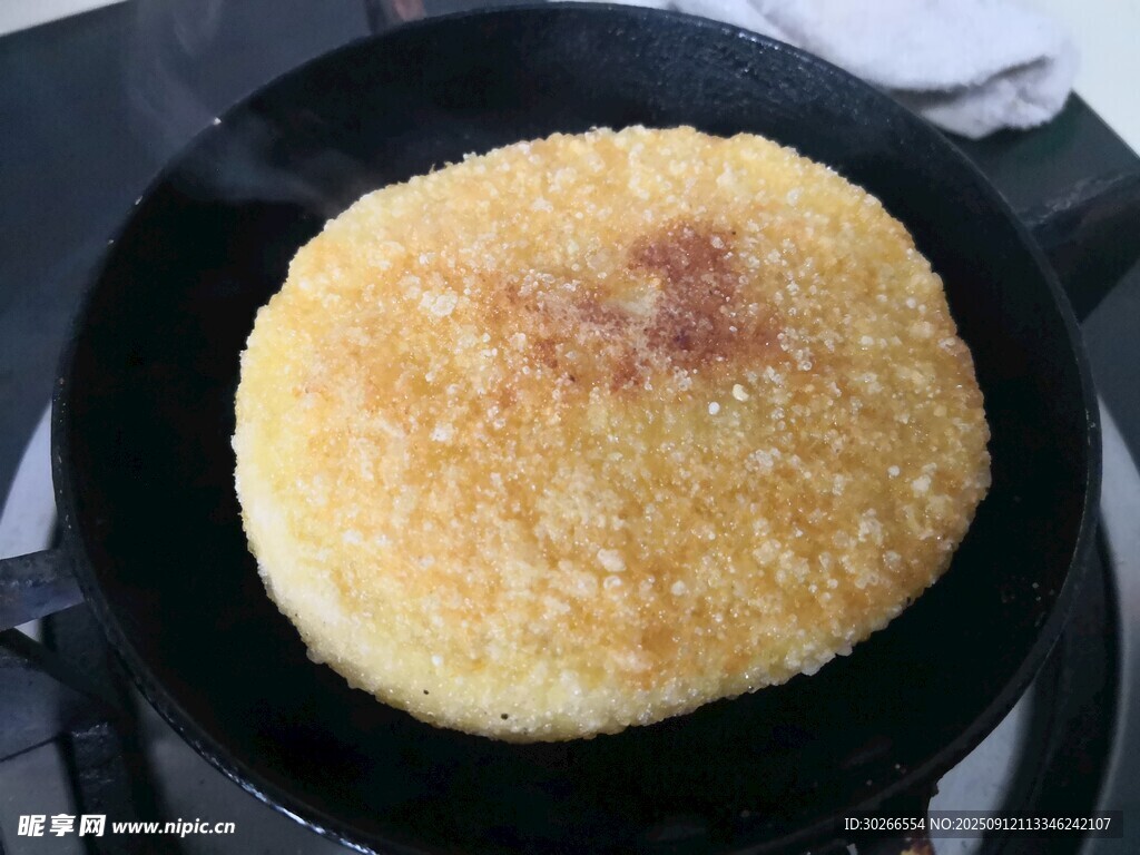 锅中煎制的美味玉米饼