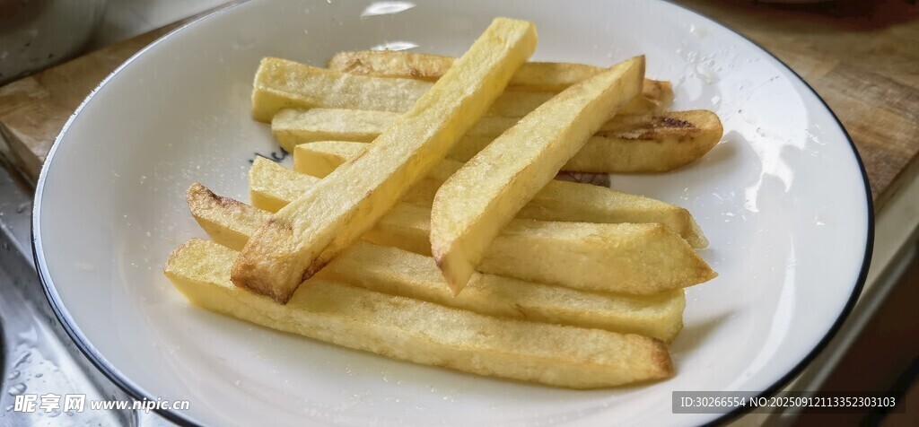 盘中金黄香脆炸薯条