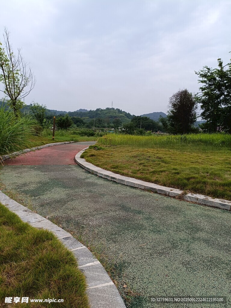 蜿蜒小路穿梭于绿地之间