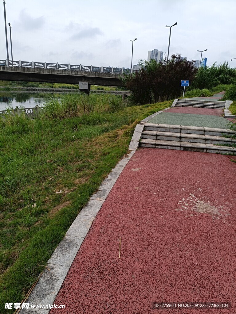 河边红色步道风景