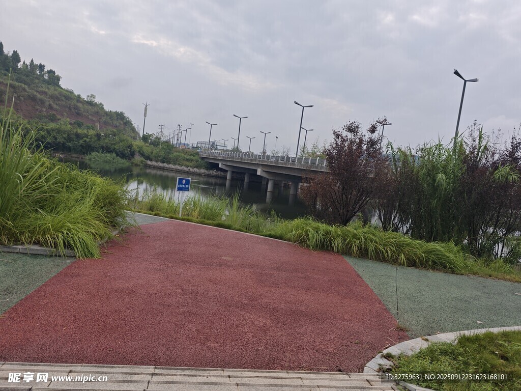 户外红色步道与绿植景观