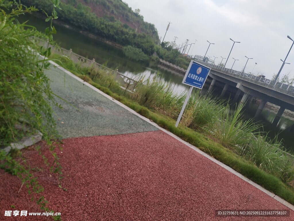 河边彩色步道与指示牌