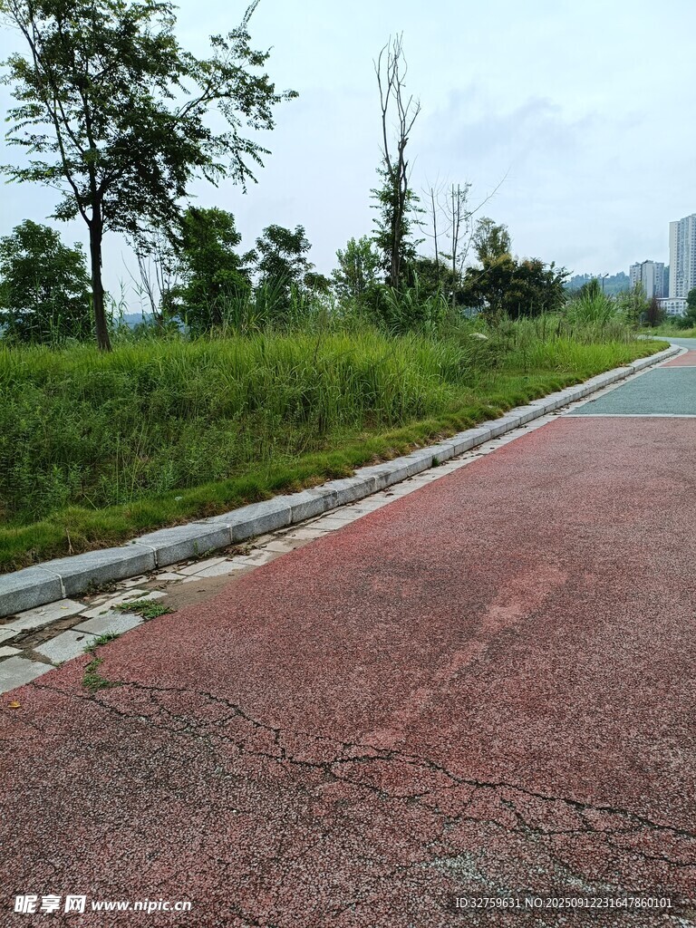 城市中的红色沥青健身步道