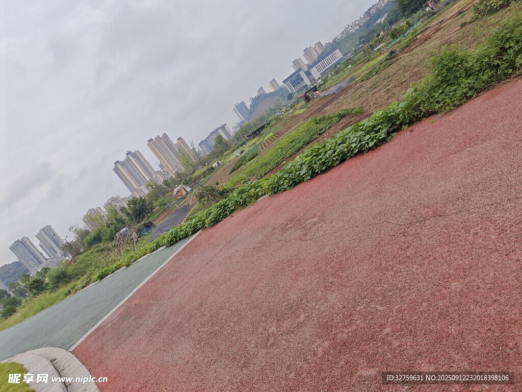 城市中的红色塑胶跑道景观