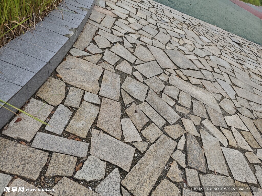石板铺就的别致小路