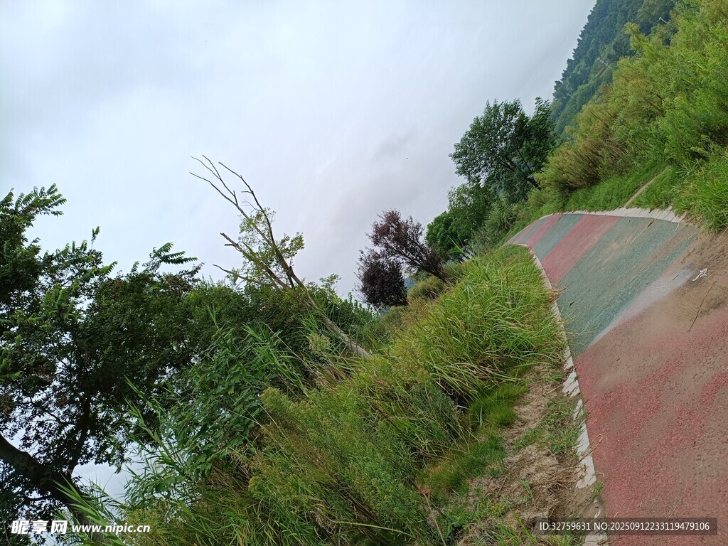 山间蜿蜒小路 