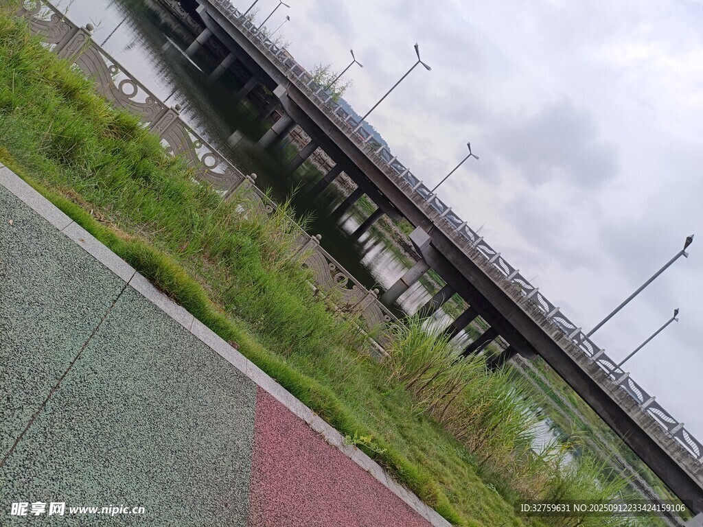 公路旁的高架桥景观