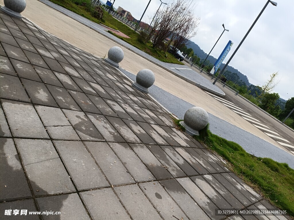 户外广场地面及石球景观