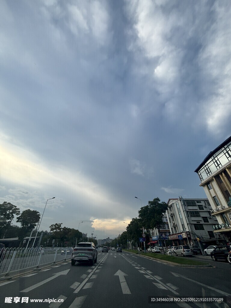 黄昏时分的城市道路景观