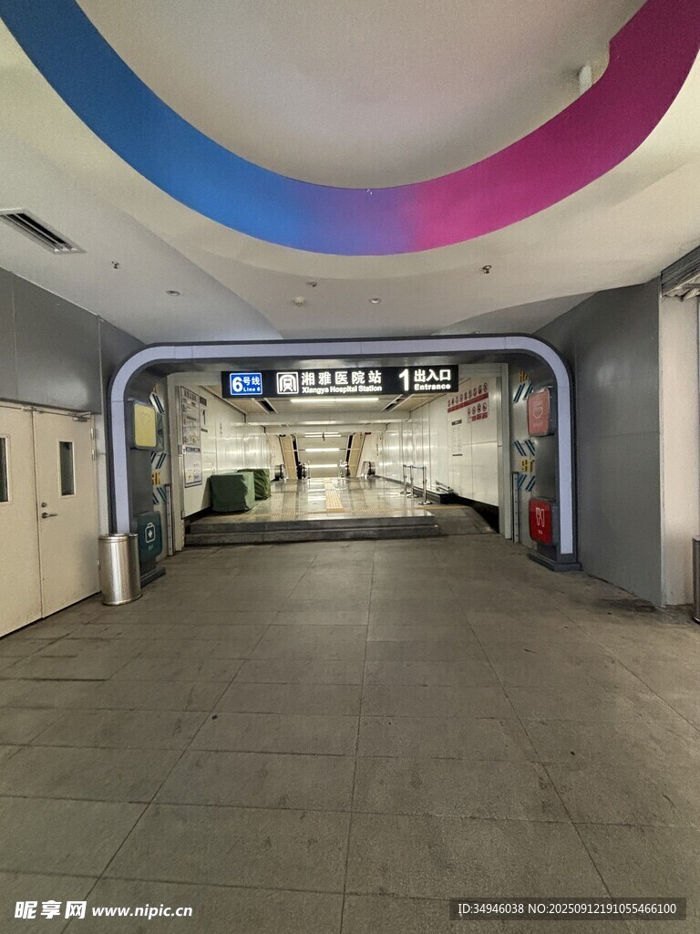 现代风格室内空旷走廊空间