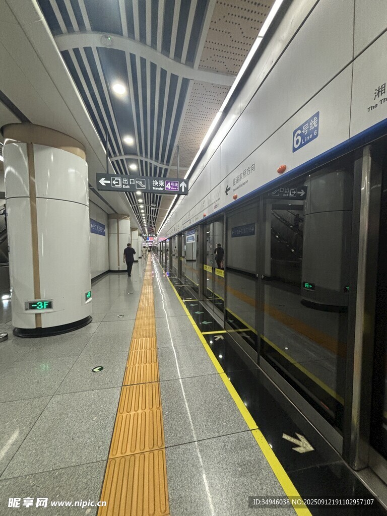 地铁站台空旷场景