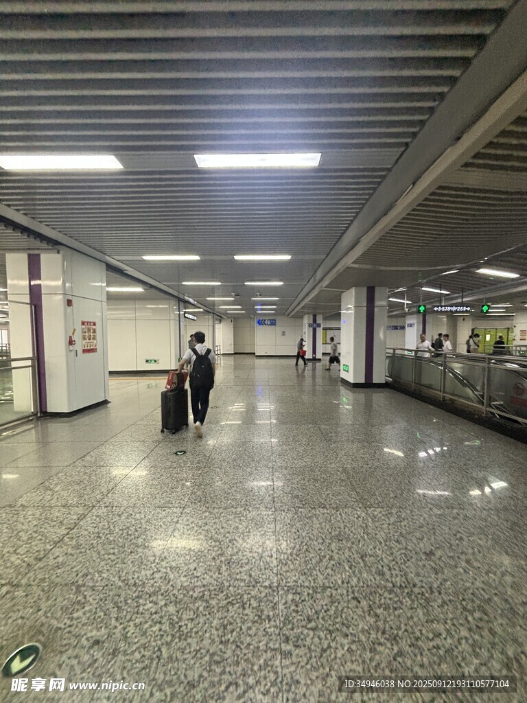 空旷地铁站通道