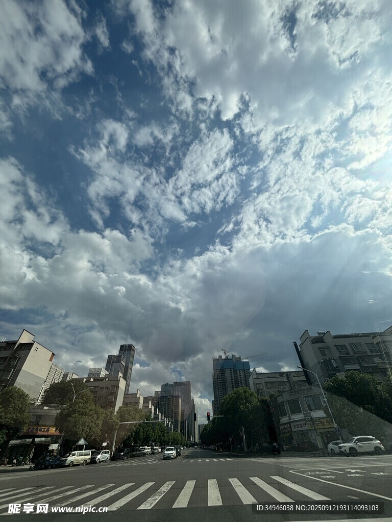 城市街道上空的多云景象