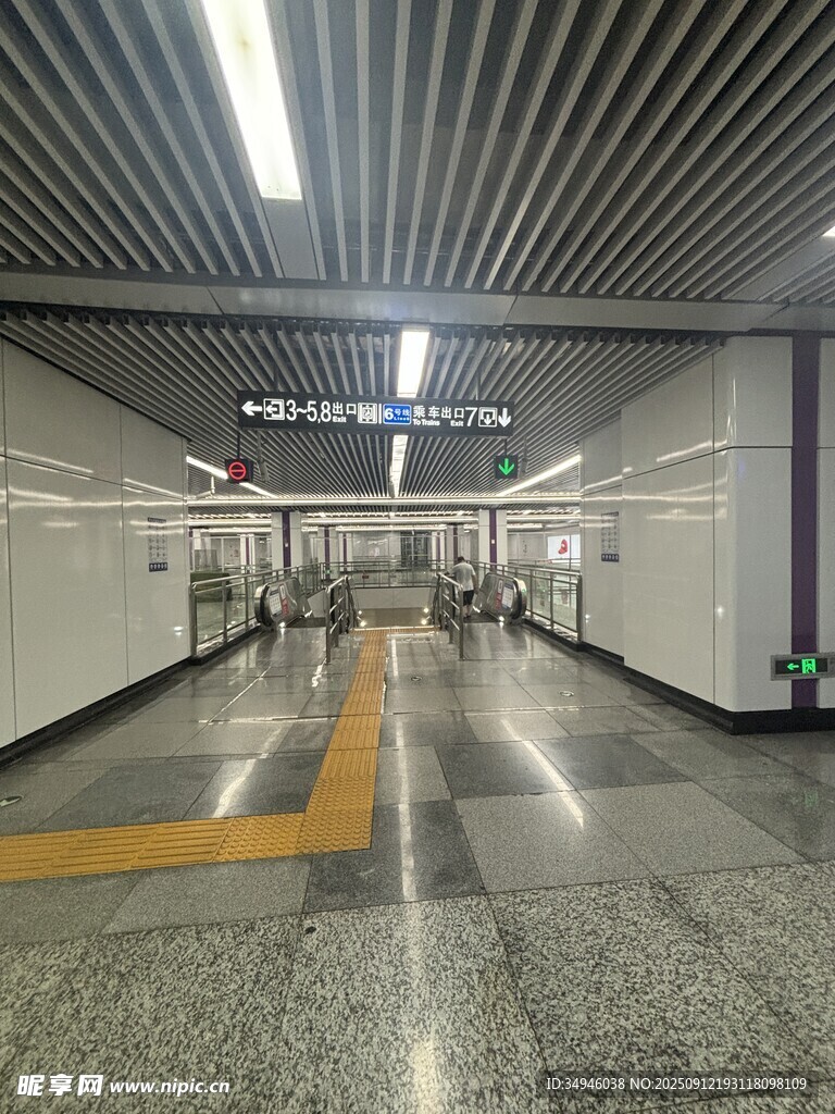 空旷地铁站通道