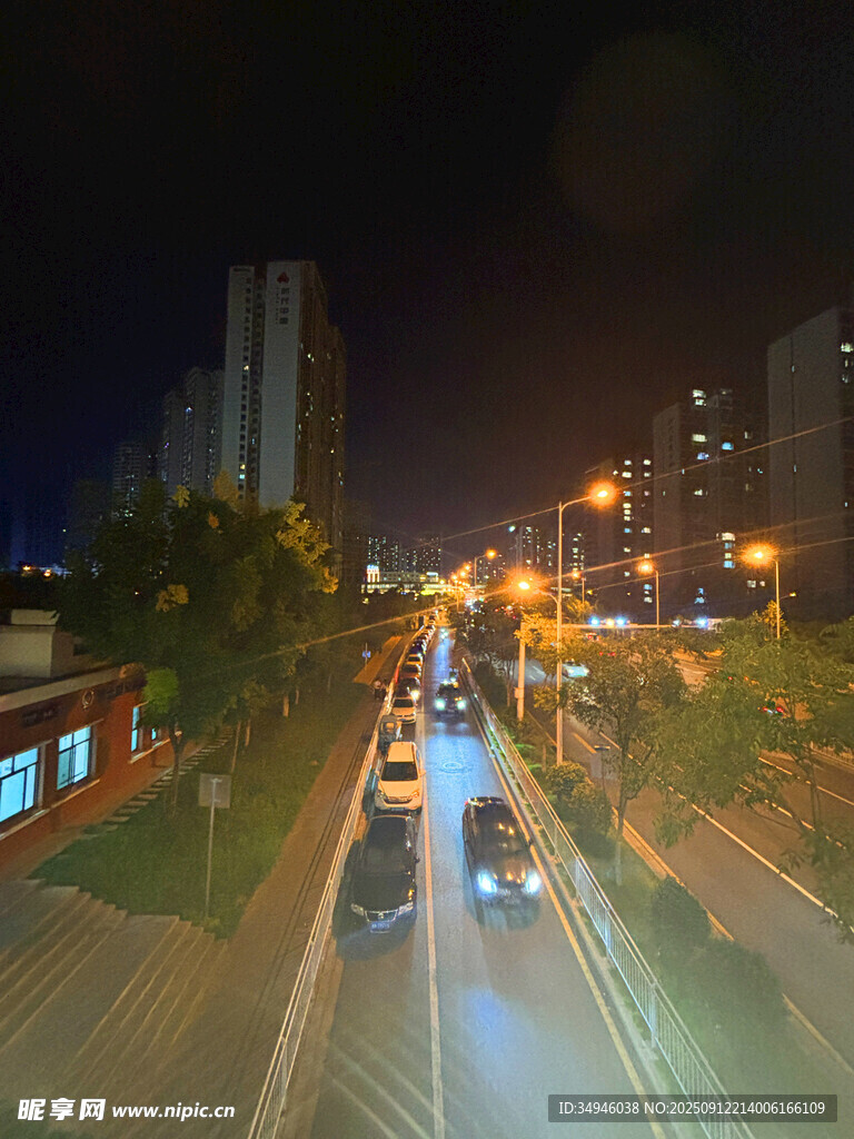 城市夜晚街道车流景象