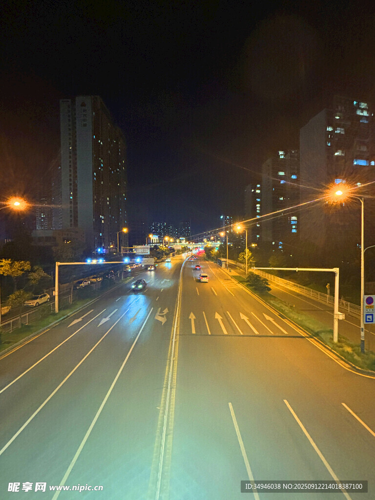 城市夜晚空旷道路景象