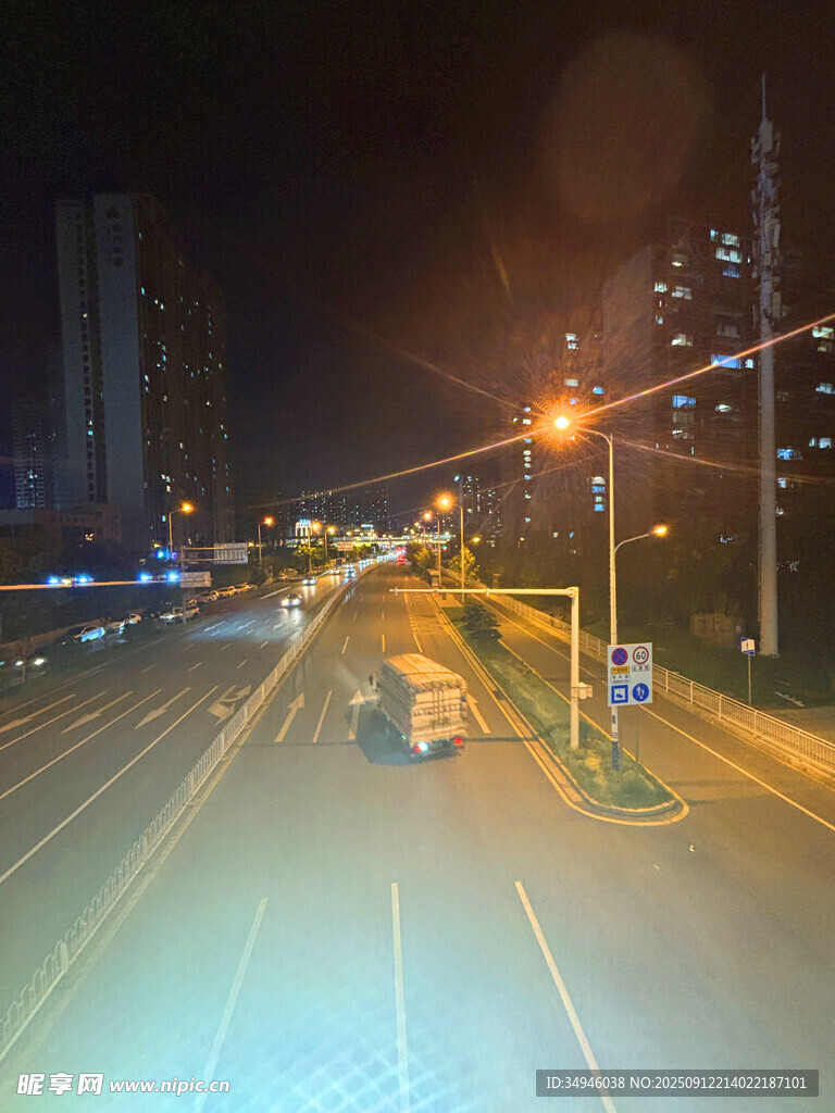 城市夜间道路景象