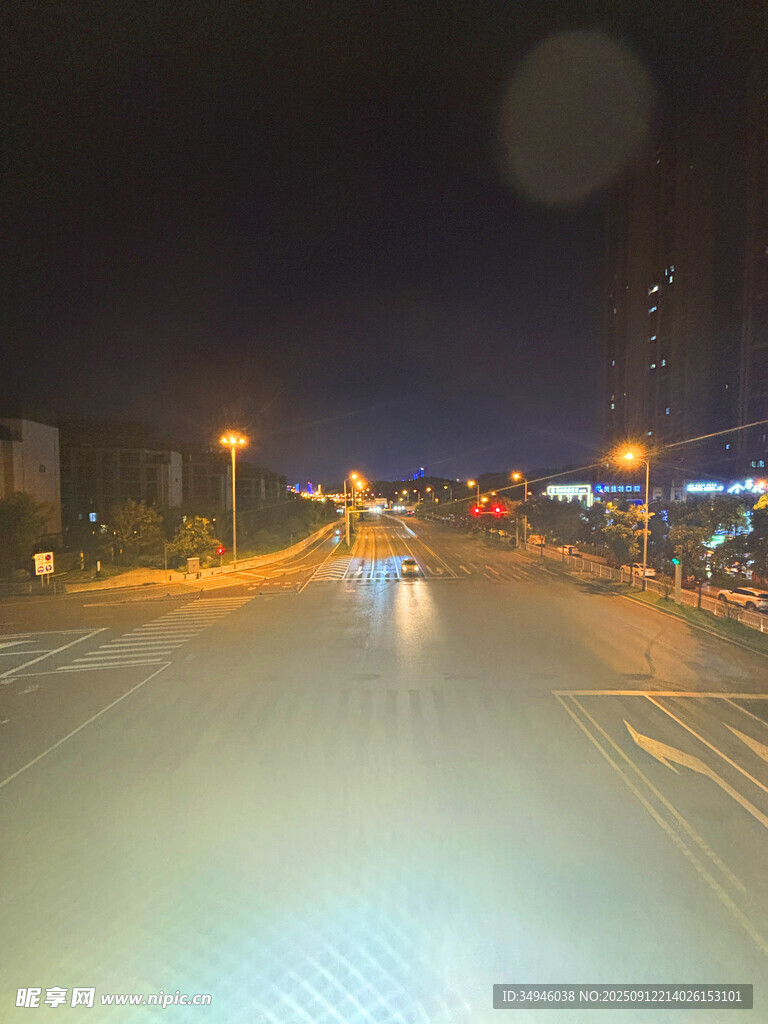 夜晚城市道路行车景象