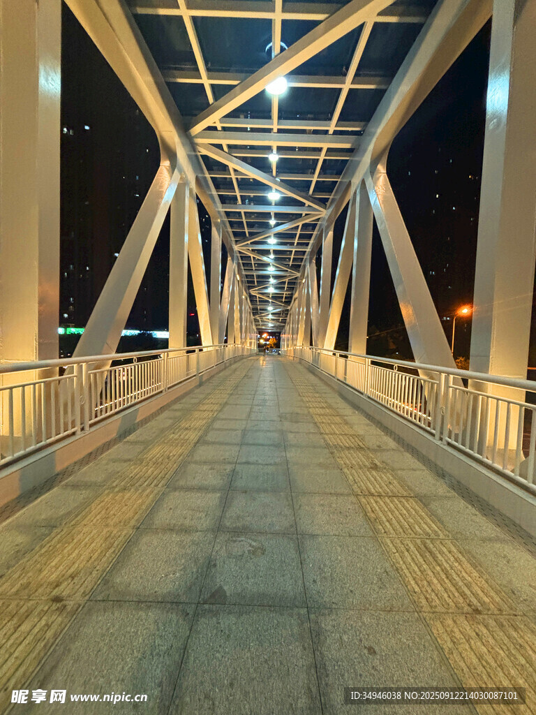 夜晚灯光下的空旷桥梁