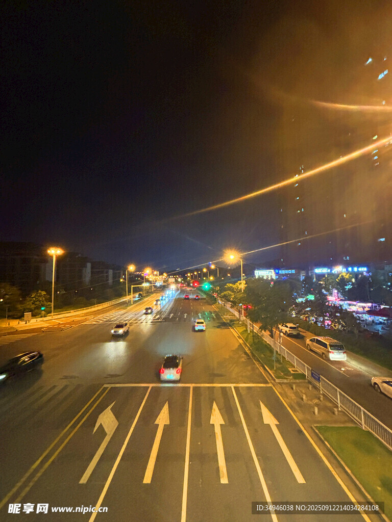 夜晚城市道路车流景象