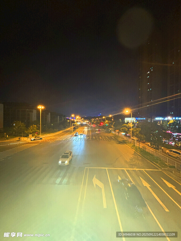 夜晚城市道路车流景象