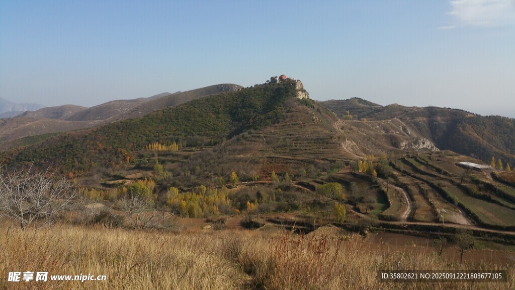 秋日梯田山丘风光