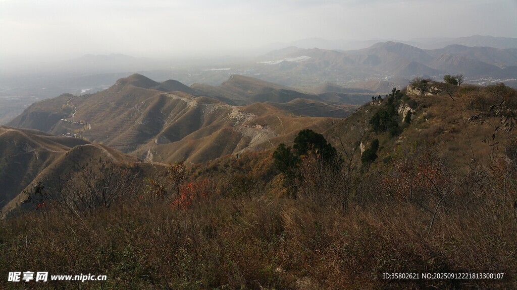 山峦起伏的壮阔自然景观
