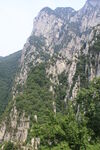 巍峨山峦间的葱郁景致