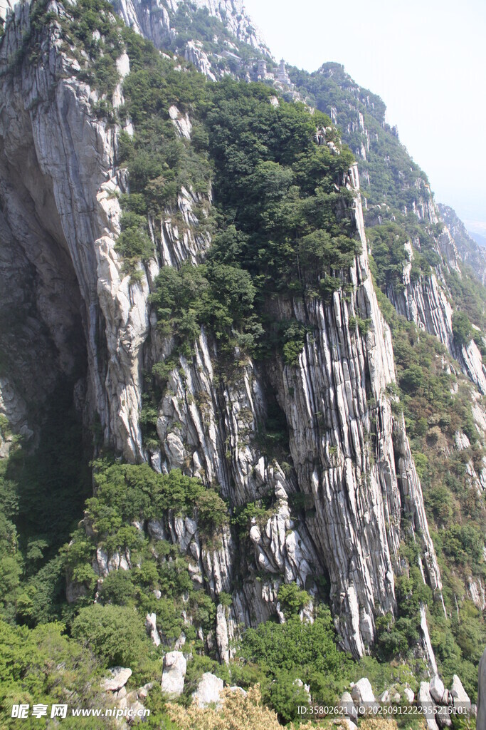 巍峨险峻的壮丽山峰景观