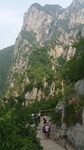 山间步道上的徒步人群