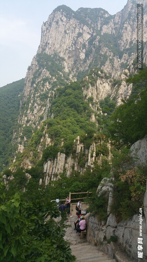山间步道上的徒步人群
