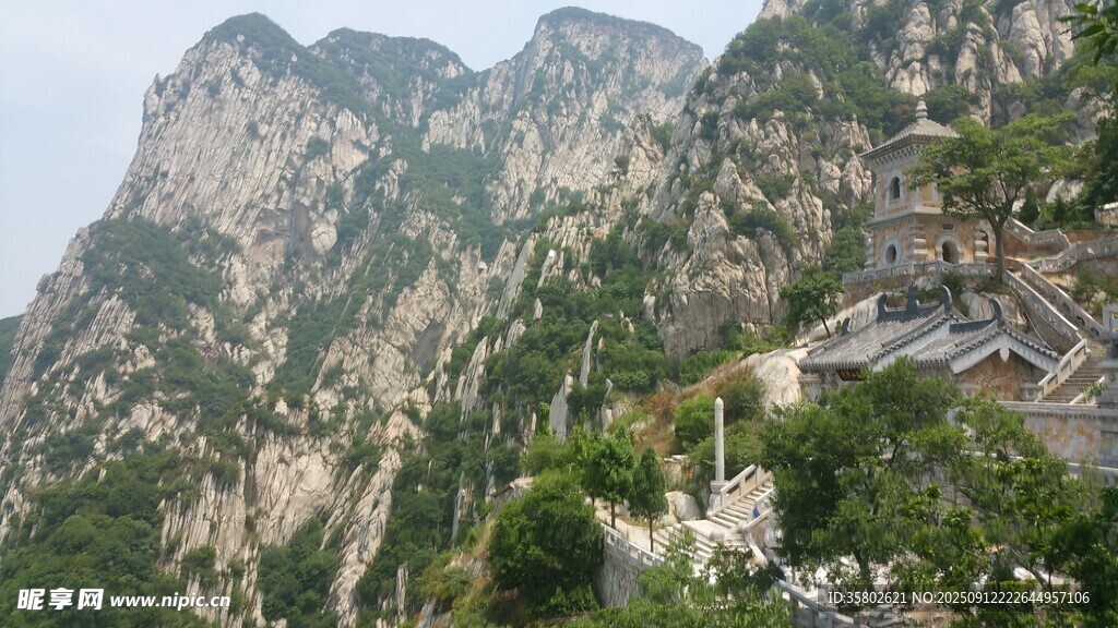 险峻高山上的建筑奇观