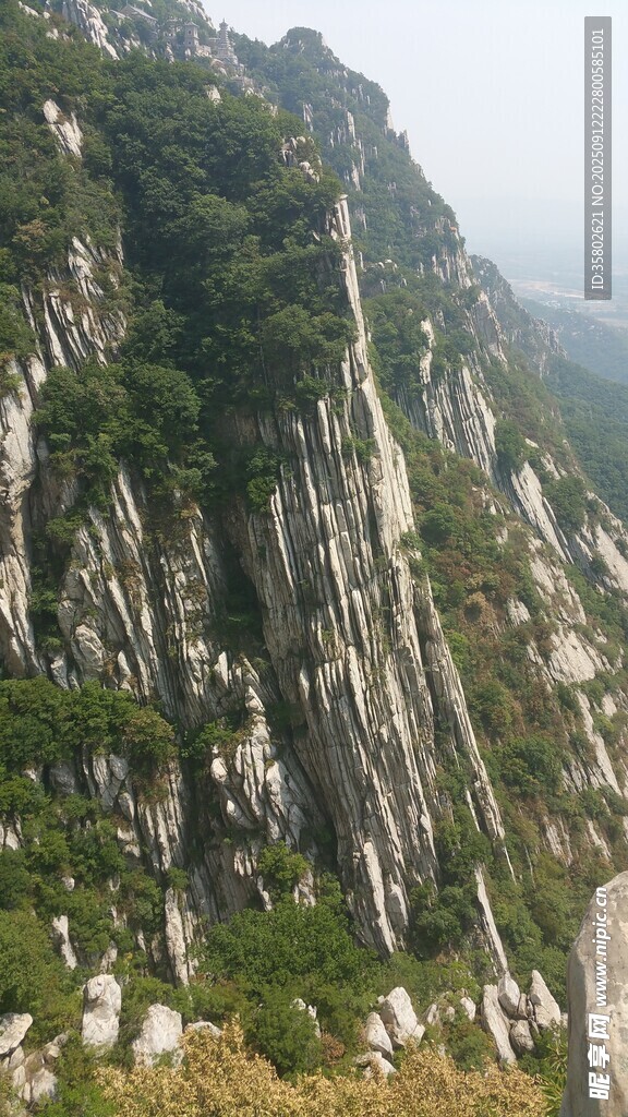 陡峭嶙峋的壮丽山景