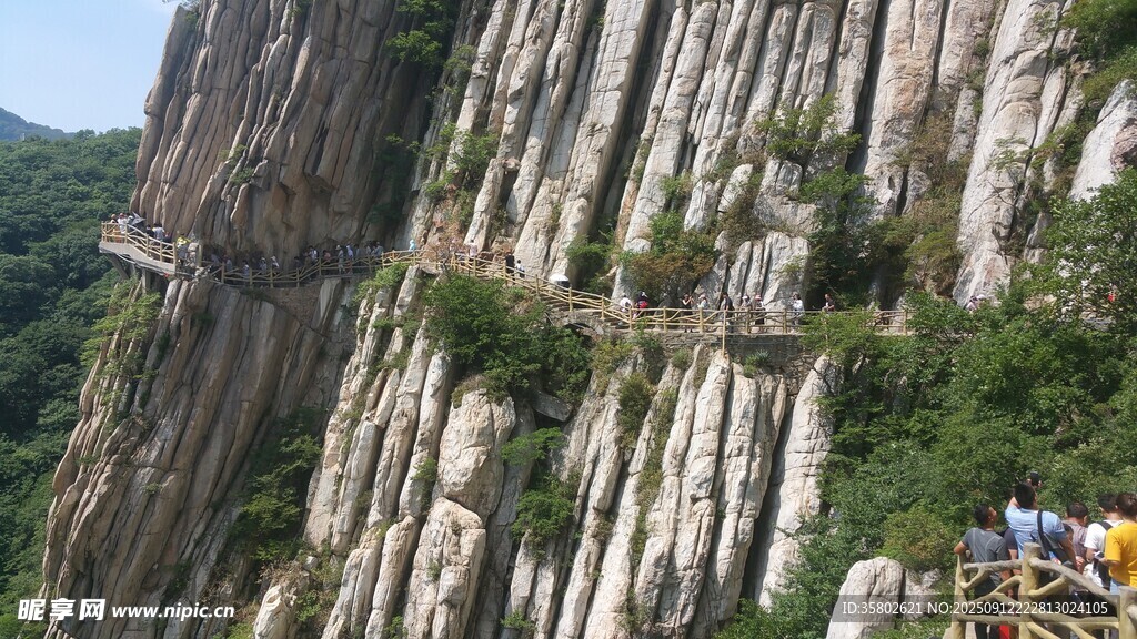 险峻峭壁上的壮美景观