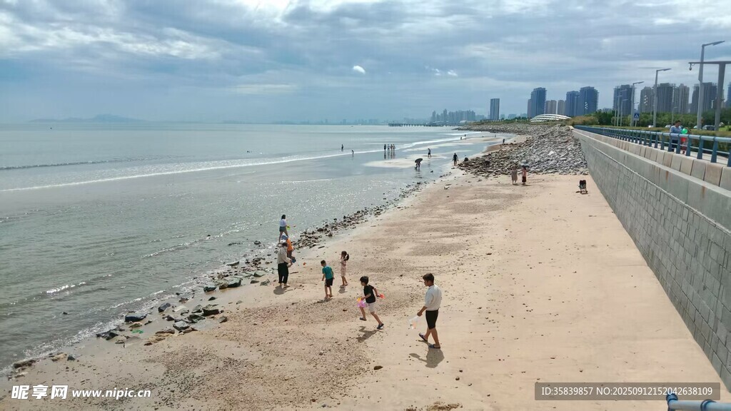 海滩远方的城市
