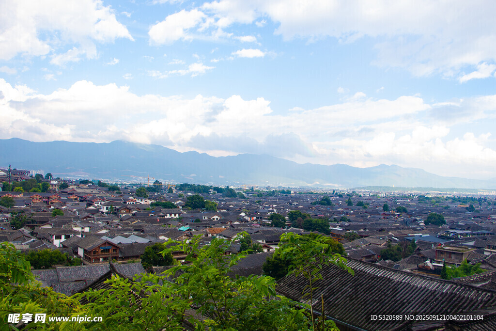 俯瞰古村落与青山绿树
