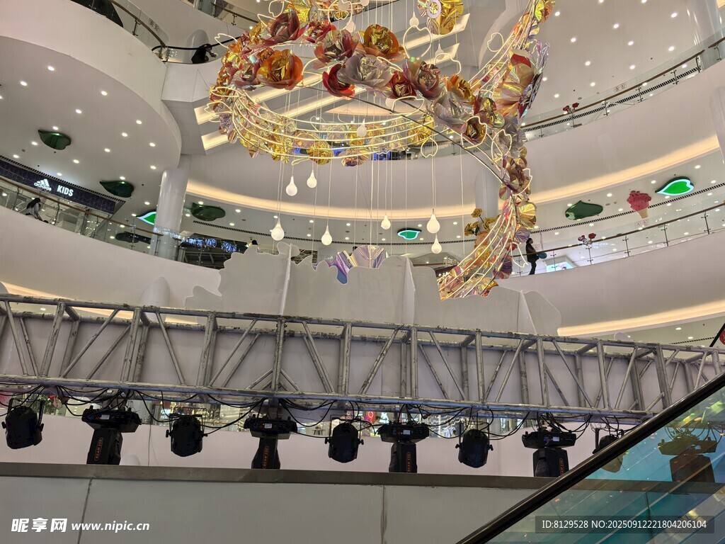 商场内华丽的装饰景观