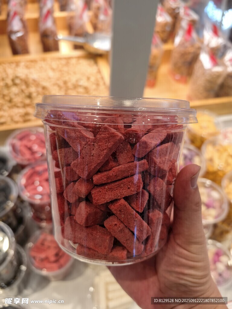 手持透明杯装红色糖果