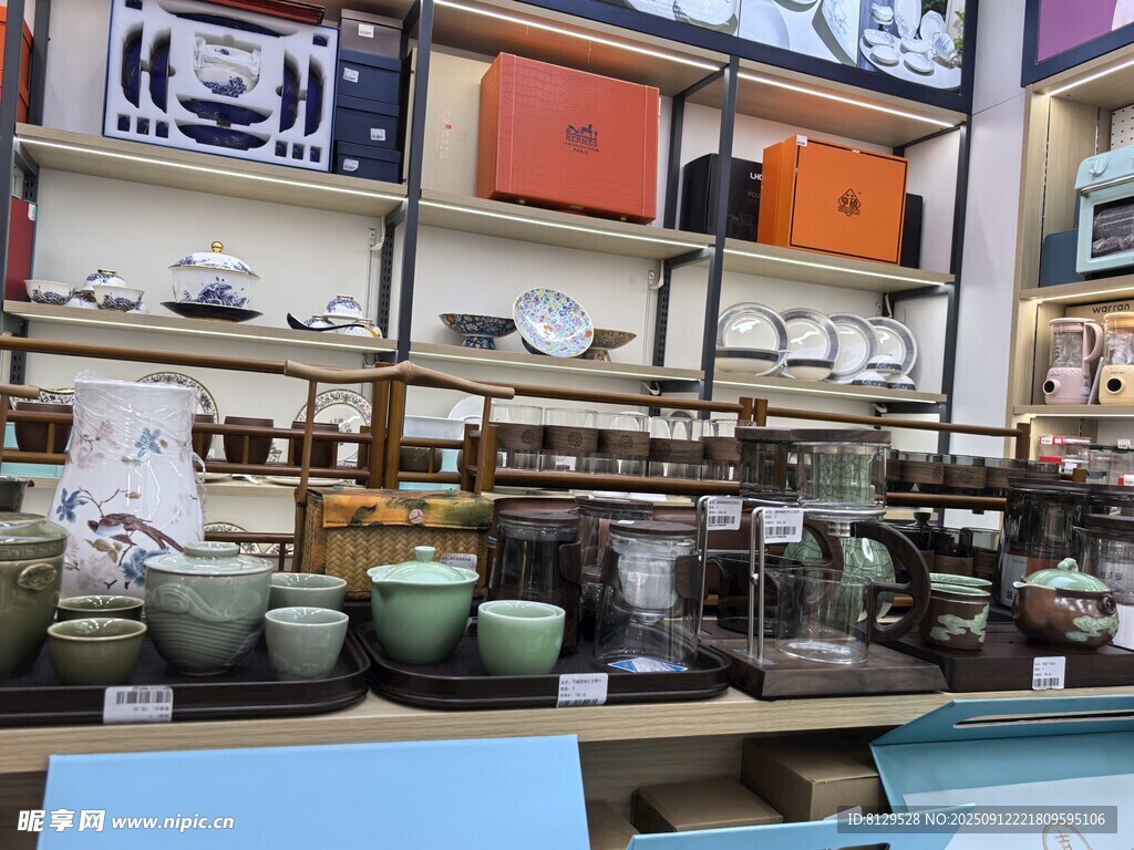 店内陈列的多样精美瓷器