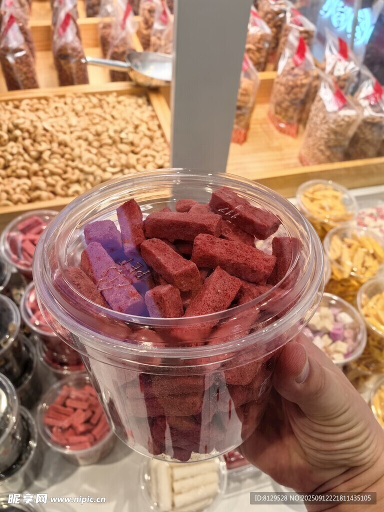 手持杯装红色糖果