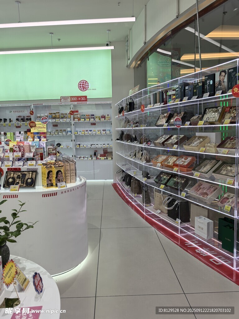 超市内景陈列丰富商品