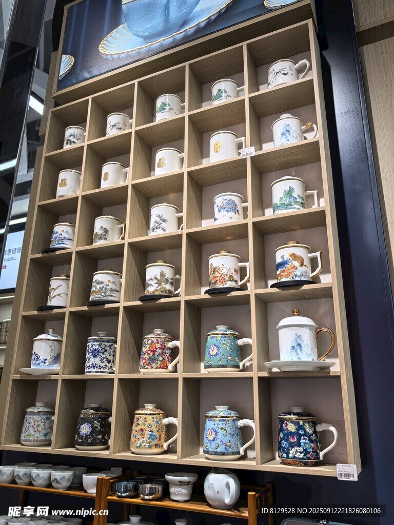 摆满茶具的木质陈列架