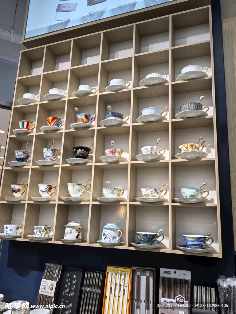 摆满鞋的展示架