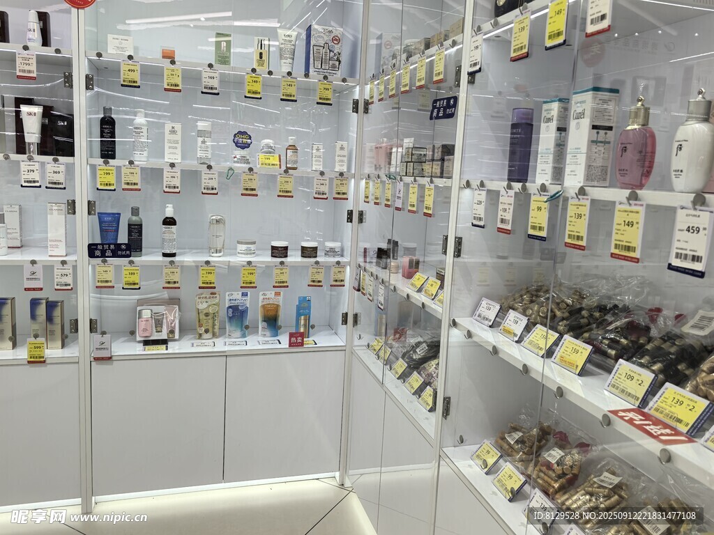 货架上琳琅满目的商品陈列