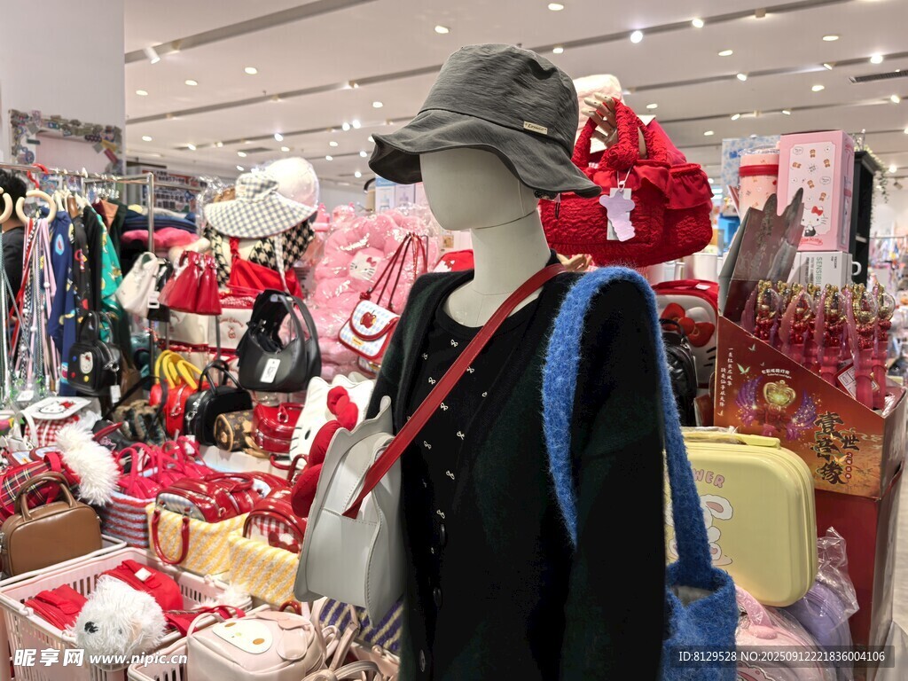 时尚服饰店内的模特展示