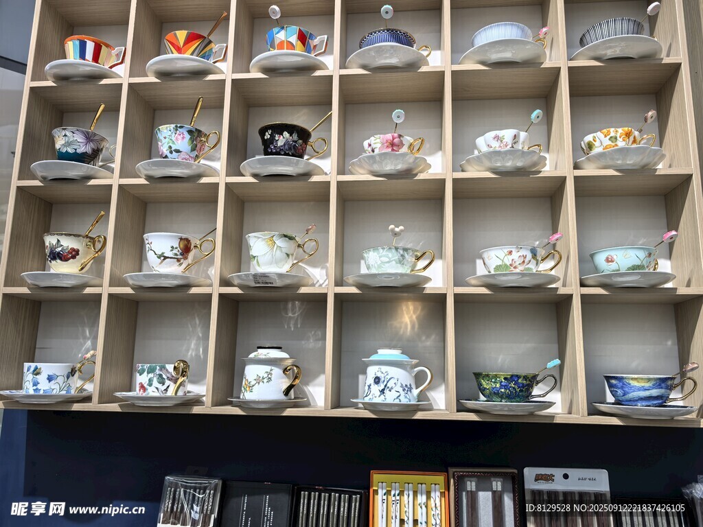 精美瓷器陈列架展示
