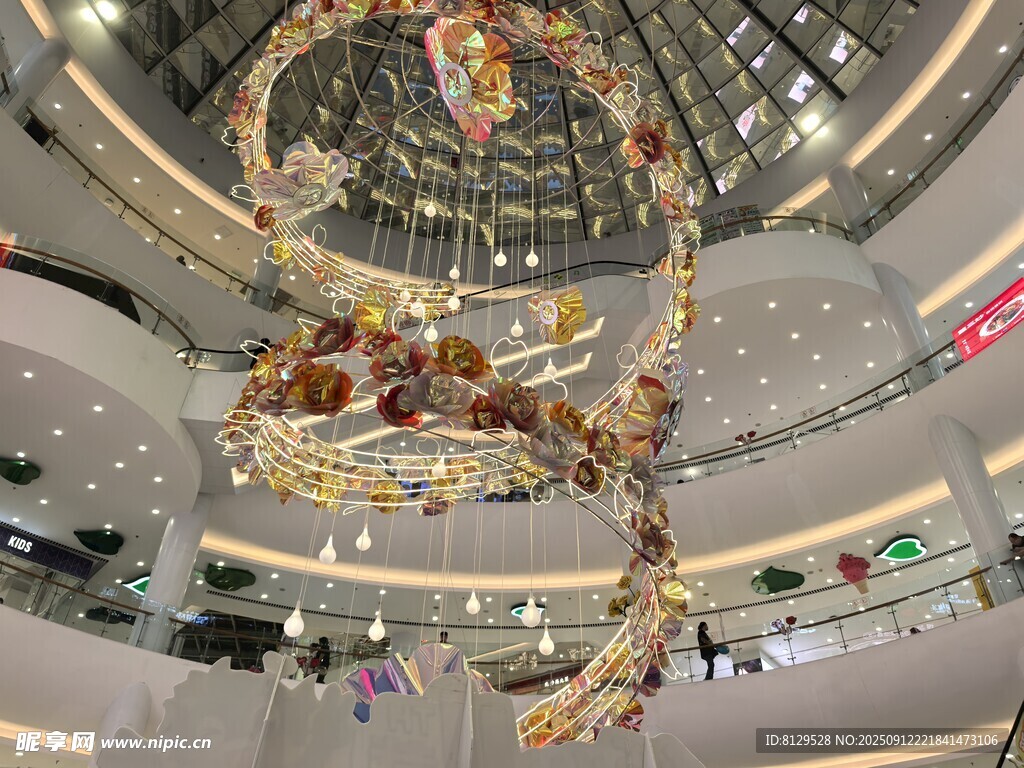 商场内精美悬挂装饰景观