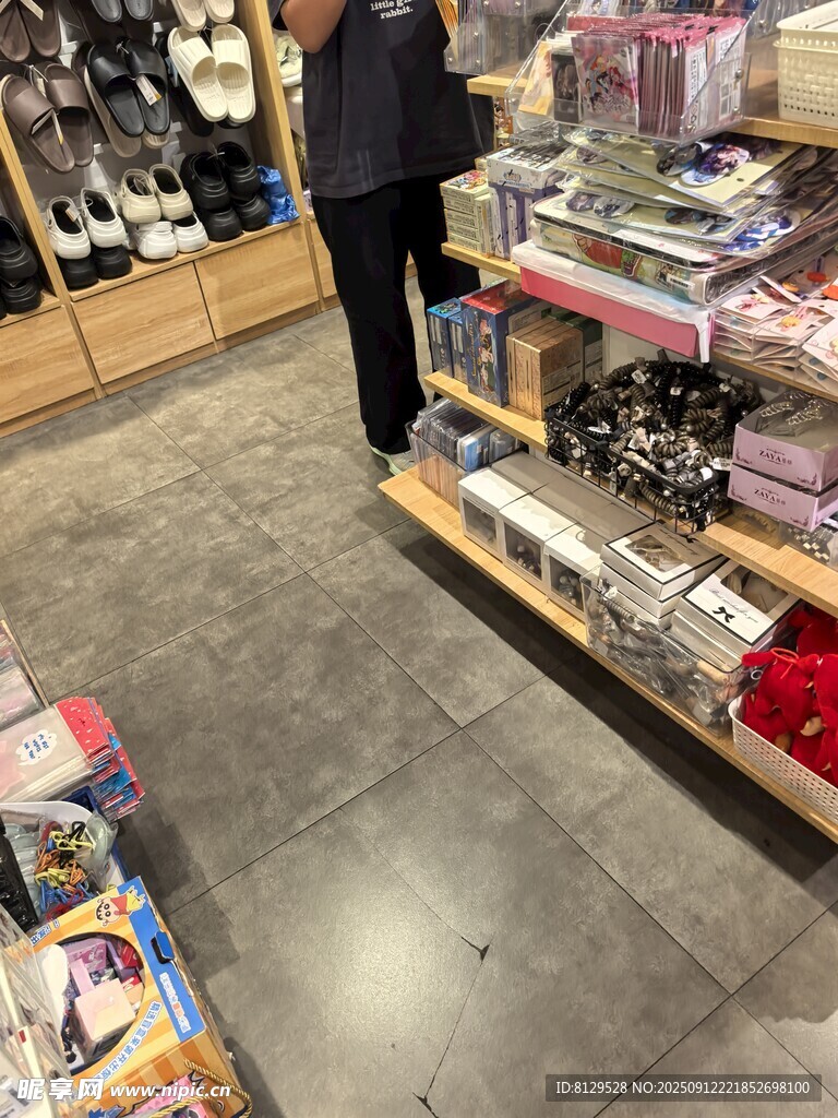 店内鞋架旁站立的男士