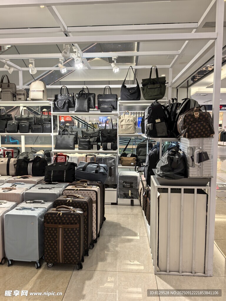 时尚箱包店内景展示